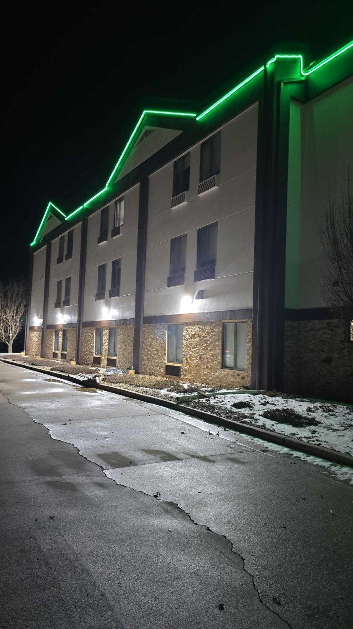 Quality Inn & Suites Manhattan Exterior photo