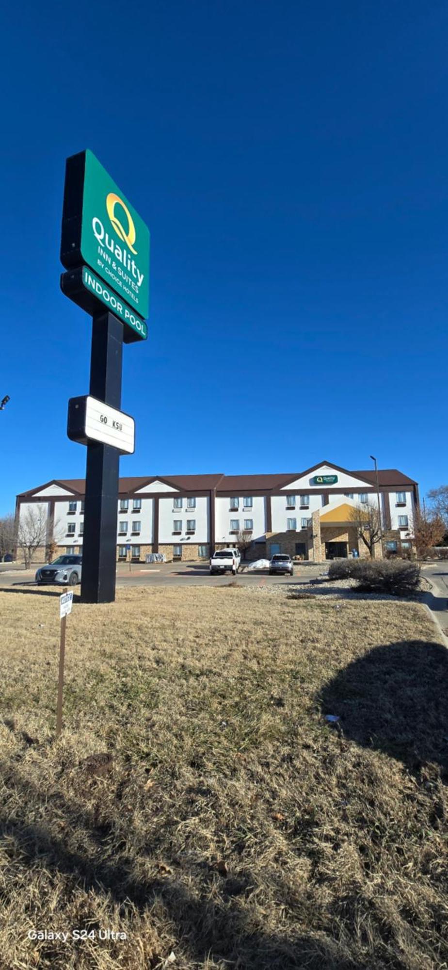Quality Inn & Suites Manhattan Exterior photo
