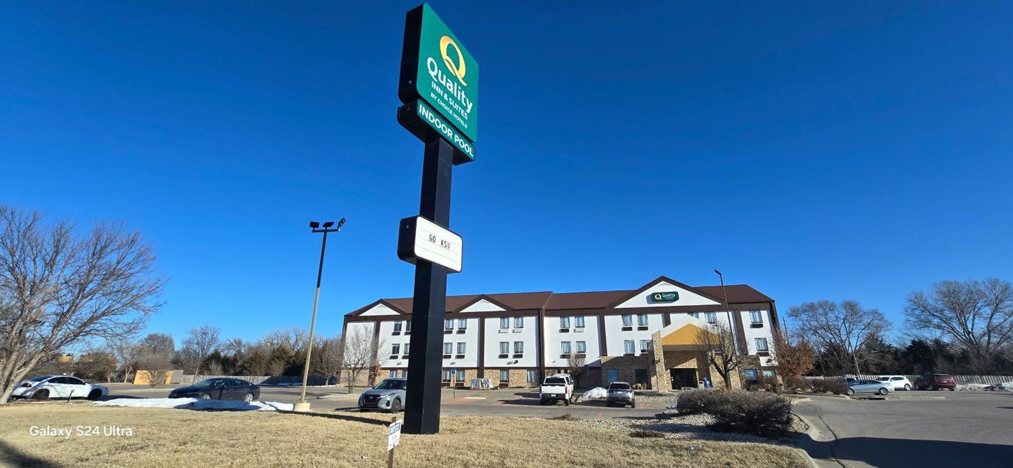 Quality Inn & Suites Manhattan Exterior photo