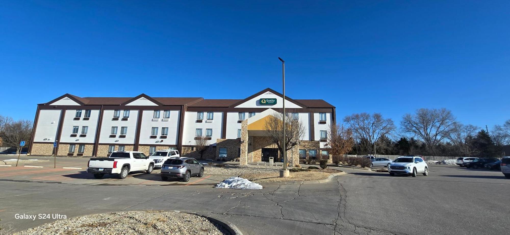Quality Inn & Suites Manhattan Exterior photo