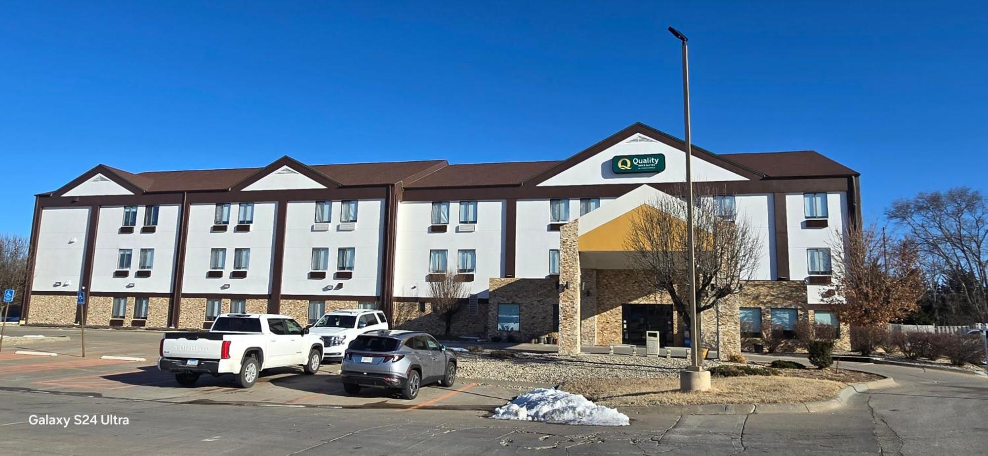 Quality Inn & Suites Manhattan Exterior photo