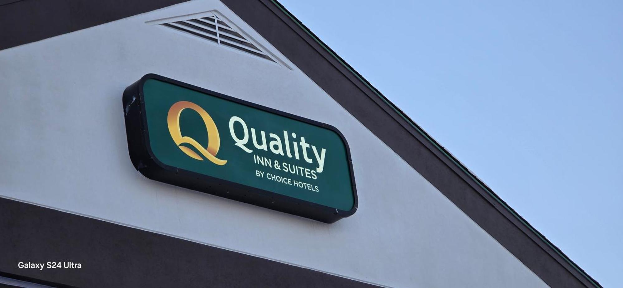 Quality Inn & Suites Manhattan Exterior photo