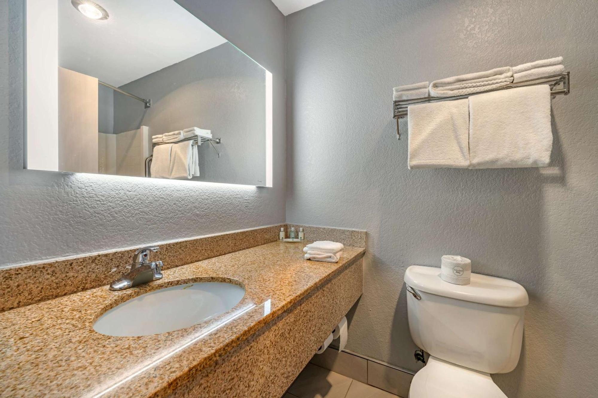 Quality Inn & Suites Manhattan Exterior photo