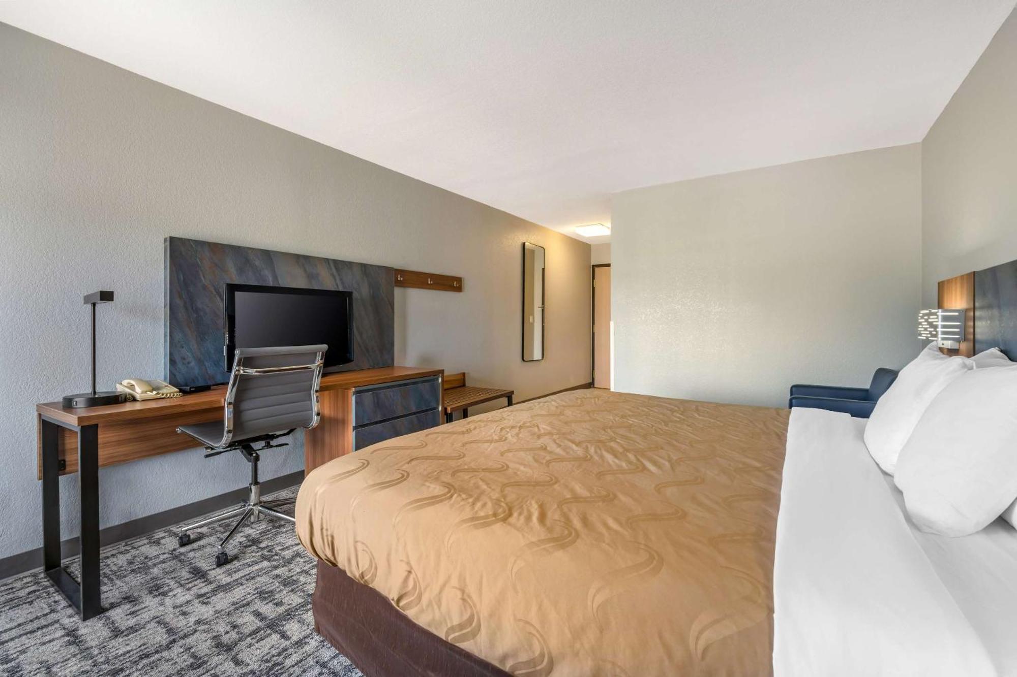 Quality Inn & Suites Manhattan Exterior photo
