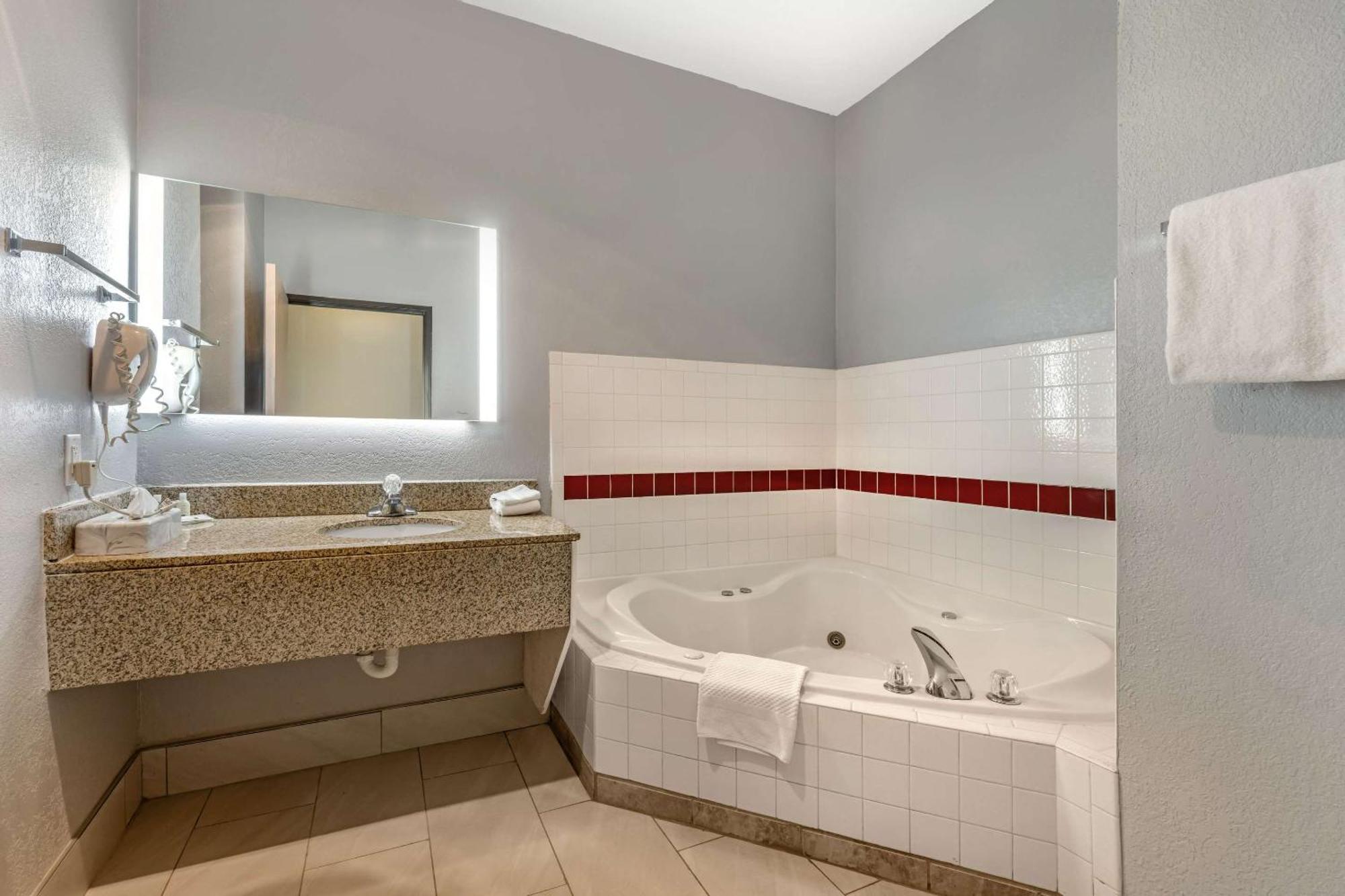Quality Inn & Suites Manhattan Exterior photo
