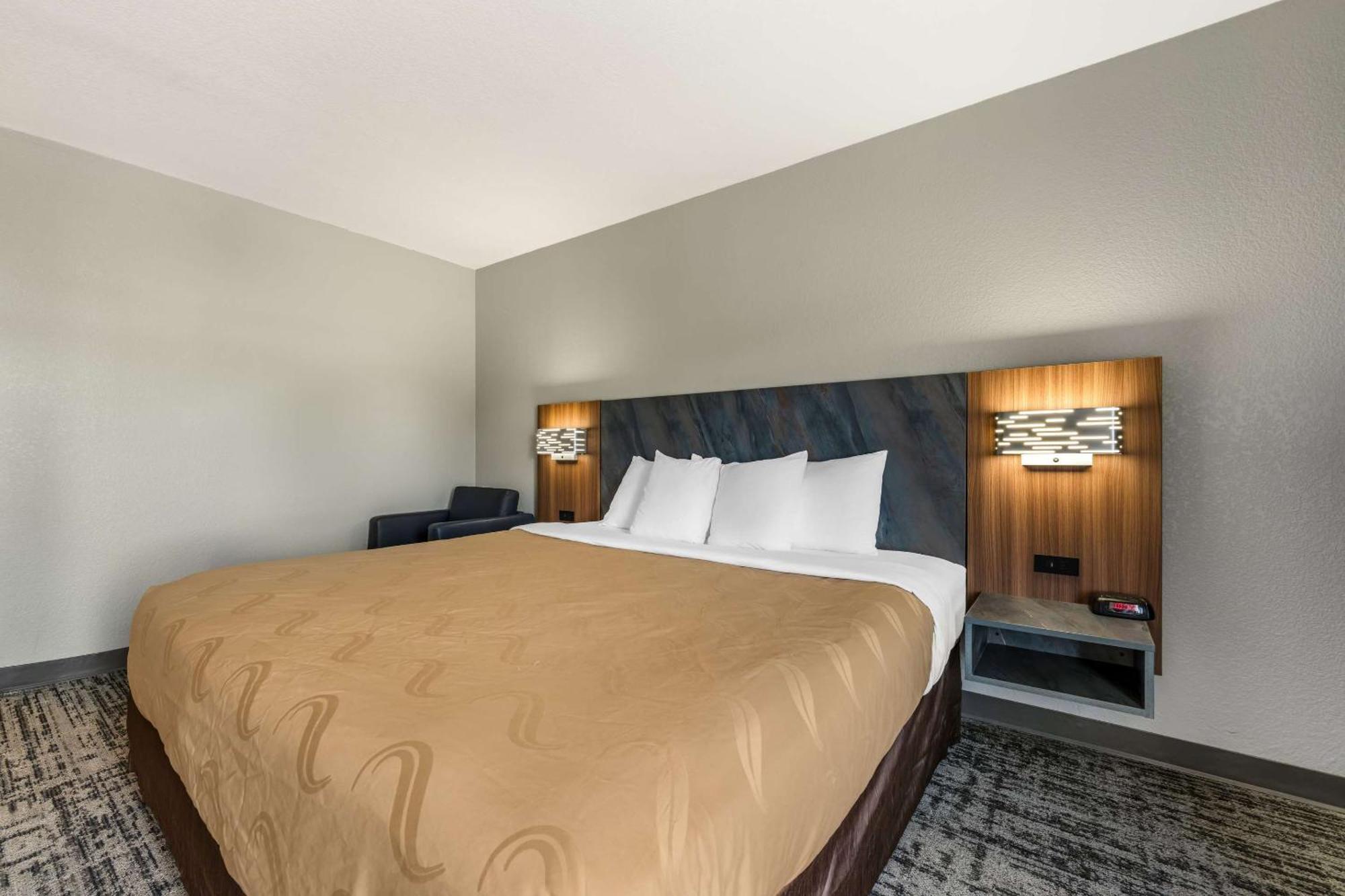 Quality Inn & Suites Manhattan Exterior photo